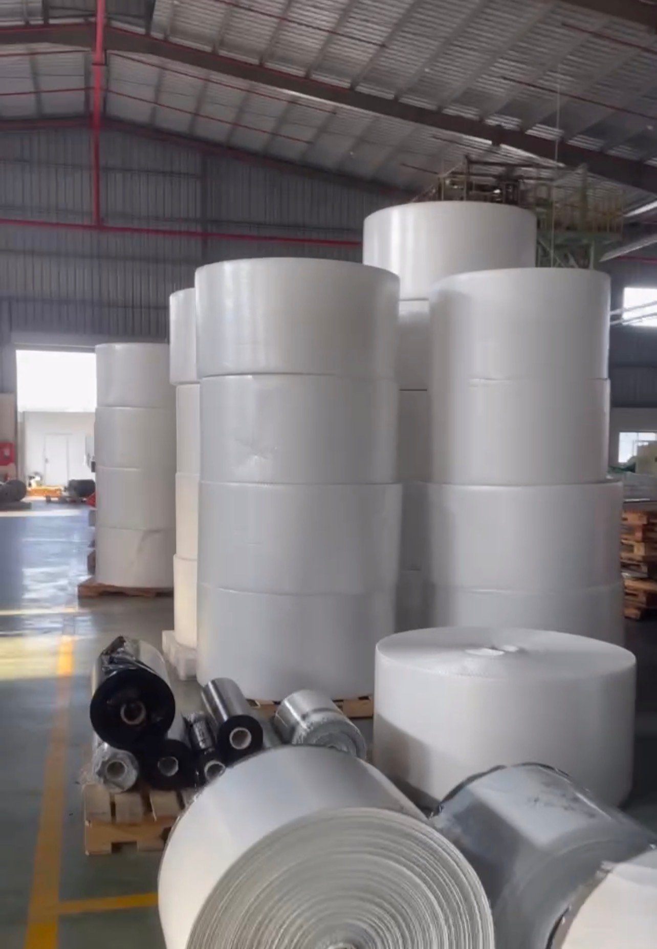 Cuộn nguyên liệu màng xốp hơi phủ màng trắng ngọc trai sản xuất tại nhà máy TTP