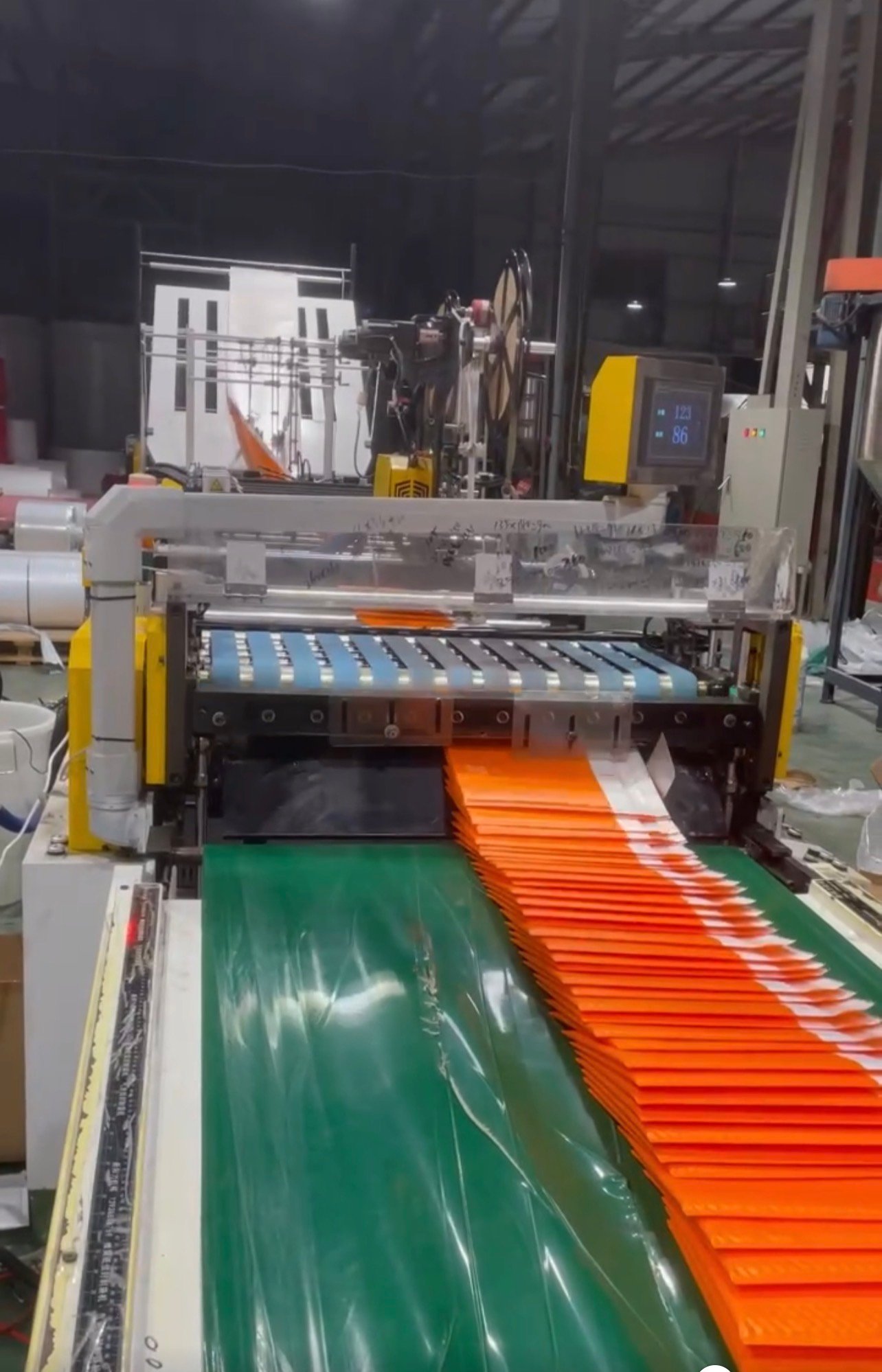 Dây chuyền máy làm túi xốp hơi chạy nguyên liệu cuộn co-extrusion
